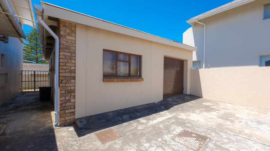 6 Bedroom Property for Sale in Struisbaai Western Cape